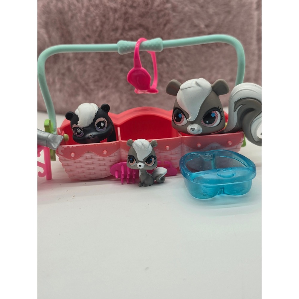 Littlest Pet Shop Skunk Family Set #85 #2694 Accessories Basket Hasbro - Picture 2 of 16